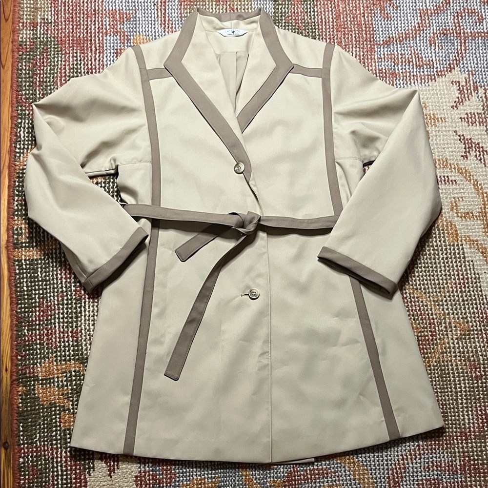 Vintage Bonders  Women’s Cream and Tan Trench Coat size 10
